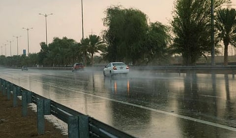 أمطار محتملة غدًا في الإمارات وانخفاض حرارة أبوظبي إلى 24 درجة