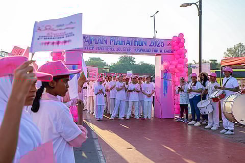 ماراثون التوعية في عجمان يجمع طلاباً من 36 جنسية في "موجة وردية"