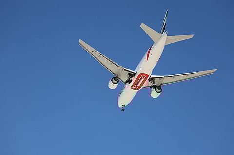 طائرة تابعة لطيران الإمارات تقترب من المطار. الصورة: رويترز