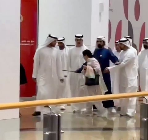 "محمد بن راشد" بلفتة إنسانية خلال جولة في المول تشعل مواقع التواصل