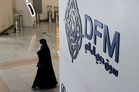 امرأة تمشي في سوق دبي المالي.