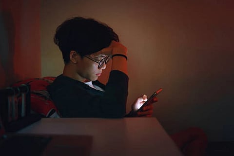 وهم الرفيق الرقمي: الذكاء الاصطناعي يُصادق المراهقين نحو الهاوية