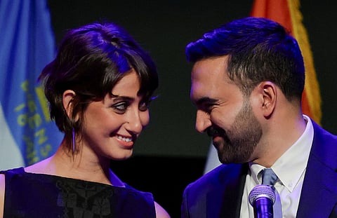 زهران ممداني وزوجته راما دوجي بعد الفوز بسباق عمدة مدينة نيويورك لعام 2025. الصورة: رويترز