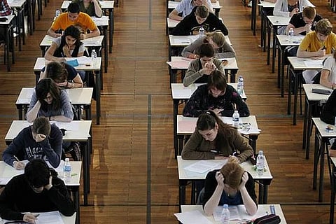 طلاب يكتبون الامتحانات. صورة أرشيفية من رويترز