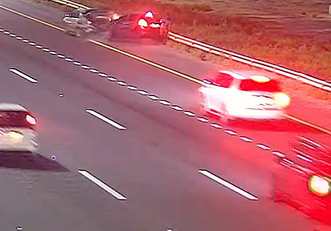 سائقون مشتتون يرتكبون حوادث مروعة على "كتف الطريق" بأبوظبي