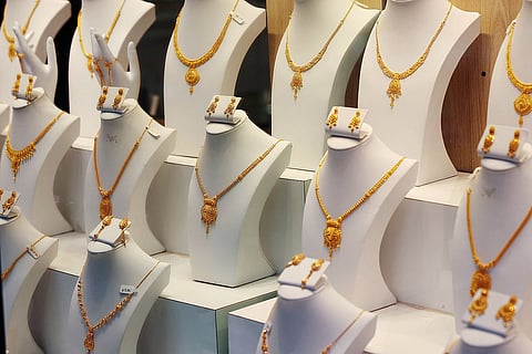 عرض تماثيل بذهب عيار 22 قيراط، حيث تجاوز الذهب مستوى 4,000 دولار للأونصة لأول مرة يوم الأربعاء، خارج متجر في حي جاكسون هايتس في منطقة كوينز في مدينة نيويورك، الولايات المتحدة، 8 أكتوبر 2025. الصورة: ملف رويترز