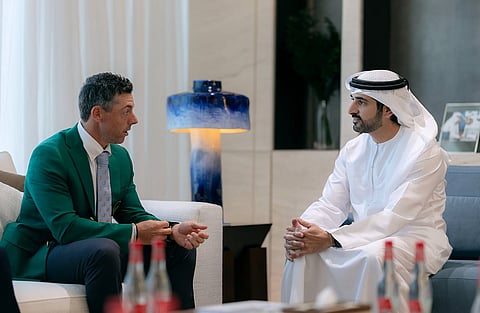 الشيخ حمدان مع روري ماكلروي في دبي يوم الاثنين.