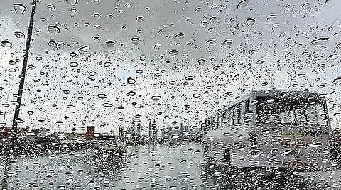 توقعات بأمطار خفيفة ورياح متغيرة في الإمارات يوم الثلاثاء