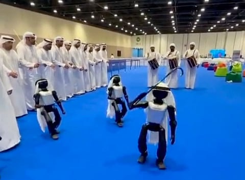 روبوتات إماراتية تؤدي رقصة العيالة التقليدية في أبوظبي