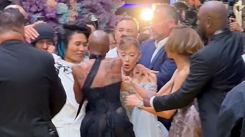 صدمة "أريانا غراندي" بعد عناق اجباري لمعجب