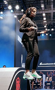 "تسلا" لم تُنتج أحذية طائرة.. الذكاء الاصطناعي فعلها