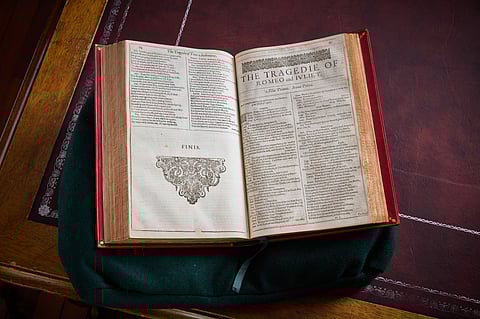 معرض فن أبوظبي يعرض النسخة الأولى من أعمال شكسبير الكاملة للبيع