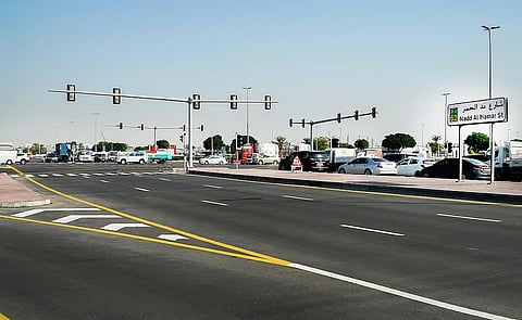 دبي: علامات الطريق الجديدة بخطوط متصلة تفاجئ السائقين اليوميين وتؤدي إلى غرامات