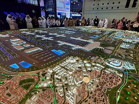 النموذج بالحجم الطبيعي لمدينة المطار الجديدة يظهر نظامًا بيئيًا متكاملًا مع المحطات والمدارج ومناطق الشحن والمناطق الثقافية والمؤسسات الأخرى. الصورة: أنجل تيسوريرو