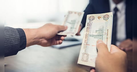 سكان الإمارات يرحبون بقرار إلغاء الحد الأدنى للراتب للقروض