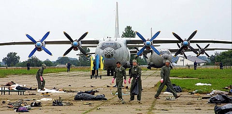 عمال الإنقاذ يزيلون جثث القتلى في حادث تحطم عرض سكنيليف الجوي. الصورة: رويترز