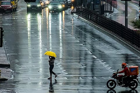 أمطار في مناطق بالإمارات اليوم ودرجة الحرارة بأبوظبي تنخفض إلى 21 مئوية