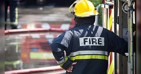 إخماد حريق في مستودعات متعددة في أم الرمول بدبي