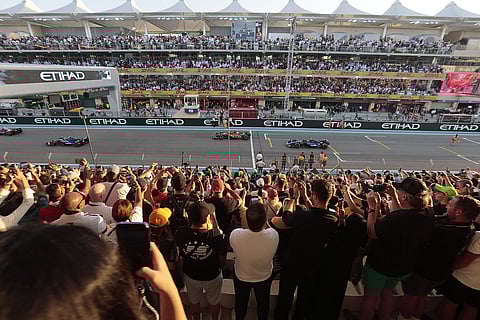 المشاهدون يشاهدون السباق العام الماضي في ياس مارينا.