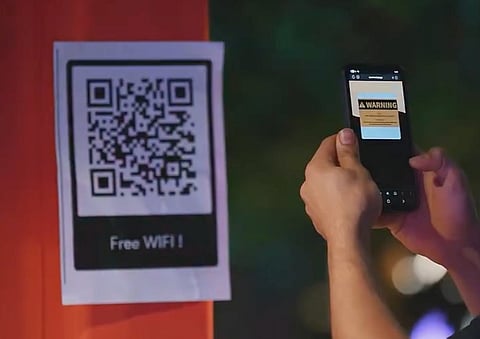 رجل يمسح رمز استجابة سريع للحصول على واي فاي مجاني، لكنه يتلقى تحذيراً بدلاً من ذلك