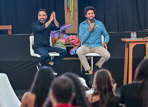 أحمد نوكاري، رئيس قسم الوسائط المتعددة ووسائل التواصل الاجتماعي، وعمر سمرة. صورة من كيه تي: محمد سجاد