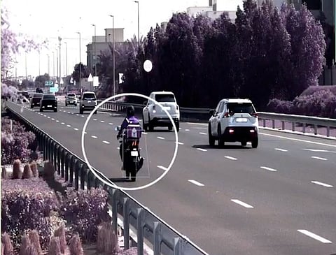 دبي: تغريم 8152 سائق توصيل لاستخدامهم المسارات السريعة