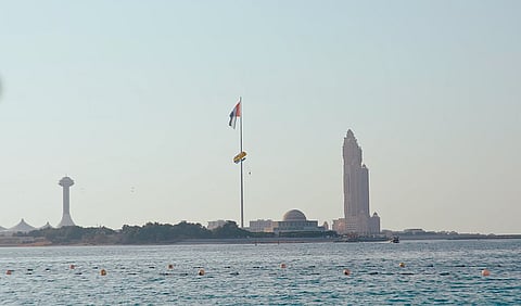 "عيشي بلادي": مواطنون ومقيمون يصدحون بالنشيد في الـ11 صباحاً.. احتفالاً باتحاد الإمارات