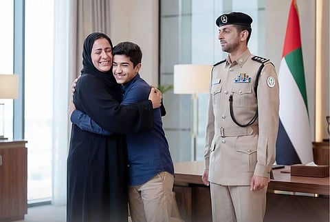 شرطة الشارقة تعيد لمّ شمل أم بابنها بعد 12 عاماً من الفراق