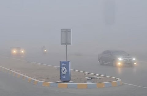 انخفاض الرؤية بسبب الضباب وهطول أمطار متوقع اليوم