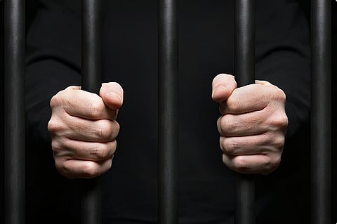 السجن والإبعاد لآسيوية استخدمت جواز سفر صديقتها لتسلم شحنة مخدرات