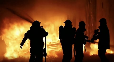 أبوظبي: حريق في مبنى قيد الإنشاء بجزيرة الريم