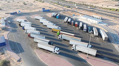 200 ألف درهم غرامة تكرار وقوف الشاحنات العشوائي بدبي