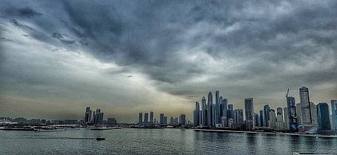 طقس معتدل غائم جزئياً بالإمارات اليوم