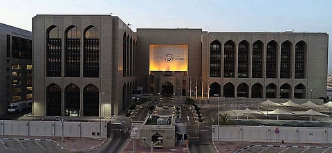 "المركزي الإماراتي" يخفض أسعار الفائدة القياسية
