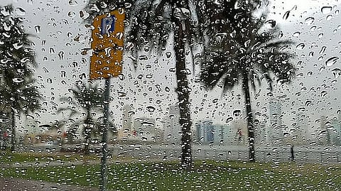 طقس غائم وفرصة لهطول الأمطار في الإمارات السبت