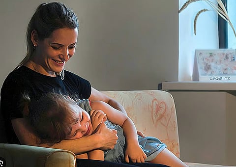 خطوة إنسانية: الإمارات تمنح الوافدين والنساء العازبات حق احتضان الأطفال