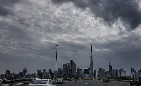 شرطة دبي ترفع الجاهزية وتحذر السائقين من أمطار "الأحد"