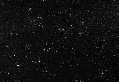 شهاب يعبر السماء الشمالية خلال ذروة زخة شهب الجوزاء بالقرب من سكوبي، مقدونيا الشمالية، 13 ديسمبر 2025.