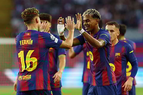 فرمين لوبيز من برشلونة يحتفل بتسجيل هدف مع لامين يامال.