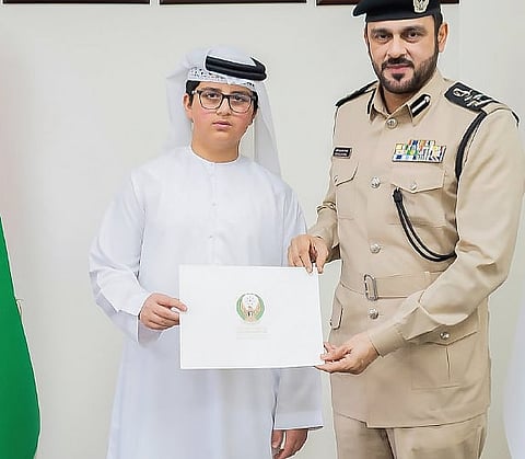 تكريم طفل بالشارقة أبلغ هاتفياً عن حريق مركبة