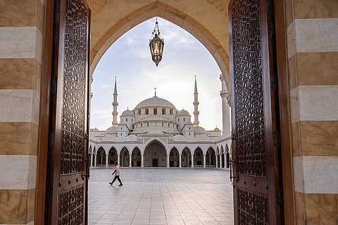الإمارات: توحيد صلاة الجمعة عند 12:45 ظهراً لتعزيز تماسك الأسرة