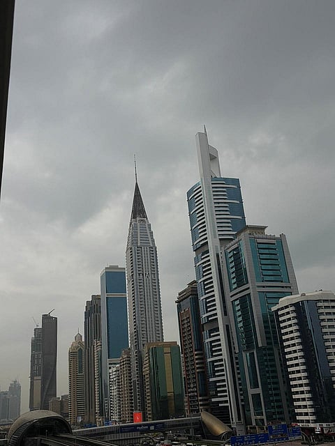 موجة أمطار غزيرة تضرب أبوظبي ودبي الليلة