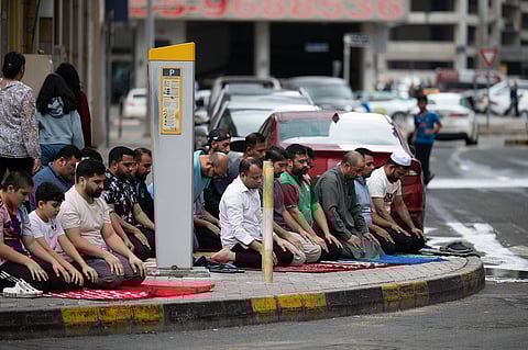 "سكينة تحت المطر".. المصلون في دبي والشارقة بأجواء الجمعة في الهواء الطلق