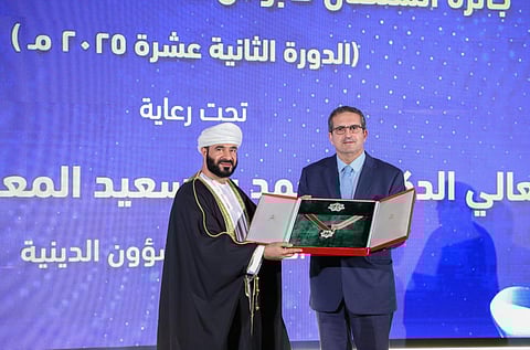 حاتم البطيوي امين عام مؤسسة منتدى أصيلة خلال تسلمه الجائزة