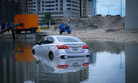 طقس غائم جزئياً وأمطار متوقعة في الإمارات اليوم