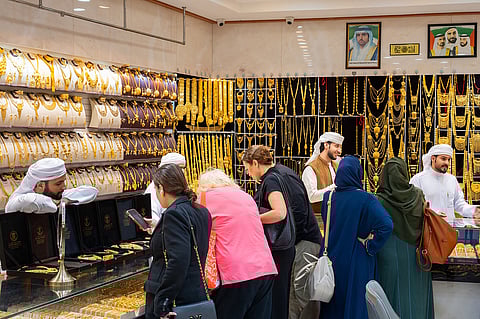 للزينة فقط.. حقيقة التوفير عند شراء ذهب عيار 14 في دبي