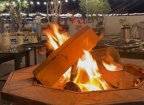 5 حالات اختناق بسبب التدفئة بالفحم والحطب دون وفيات في أبوظبي