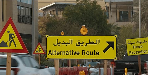 علامة تظهر طريقًا بديلاً أثناء أعمال الطرق