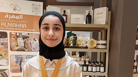 بإرادة من حديد وقلب من عسل..مهرة النقبي أصغر نحالة إماراتية وصلت للعالمية