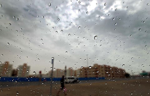 أجواء غائمة وفرص لسقوط الأمطار في الإمارات الثلاثاء